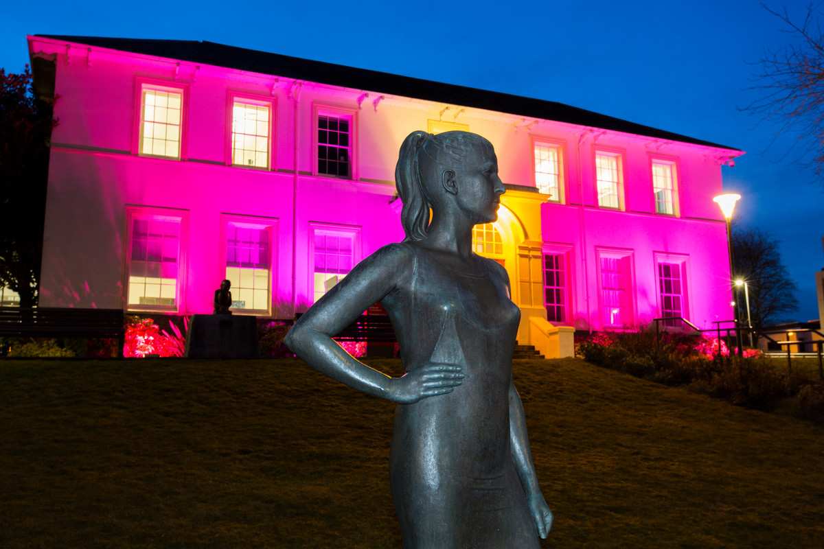 Bronze figure by Robert Thomas in front of Ty Crawshay